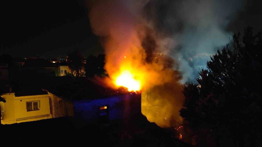 Kuşadası’ndaki yangında binanın çatısı çöktü