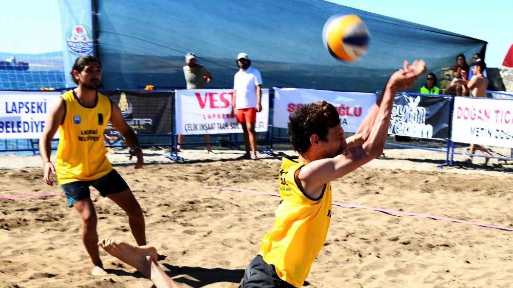 Lapseki’de plaj voleybolu turnuvası başladı