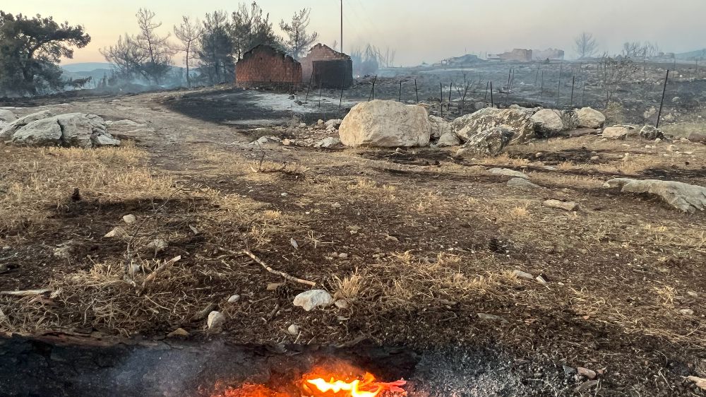 Manisa'da alevli felaket: 14 ev ve 3 ahır...