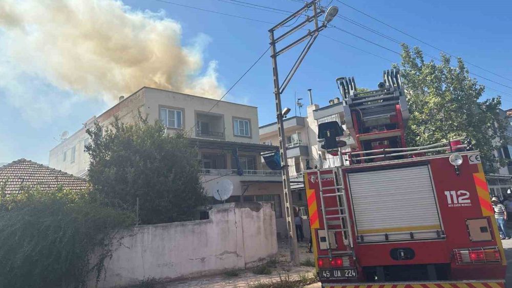Manisa'da çıkan yangın paniğe neden oldu