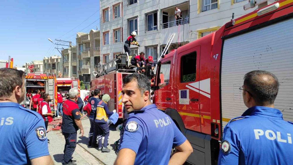 Şanlıurfa'da 3 katlı apartmanda yangın