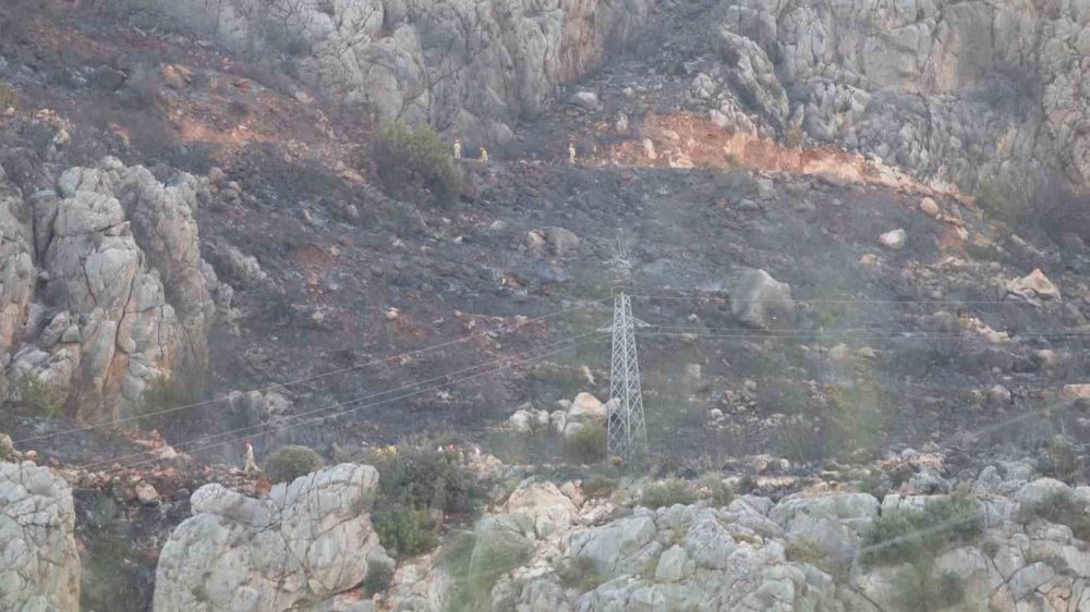 Seydikemer'de maki ormanında çıkan yangın ekiplerce kontrol altına alındı