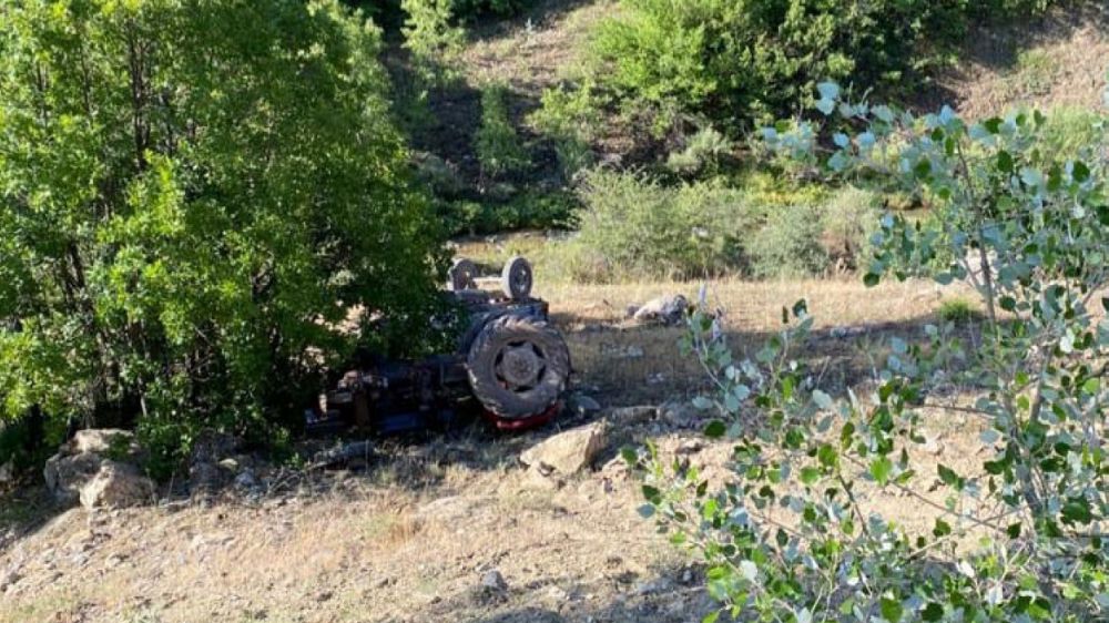 Seyir halindeki traktörden atlayarak kurtuldu