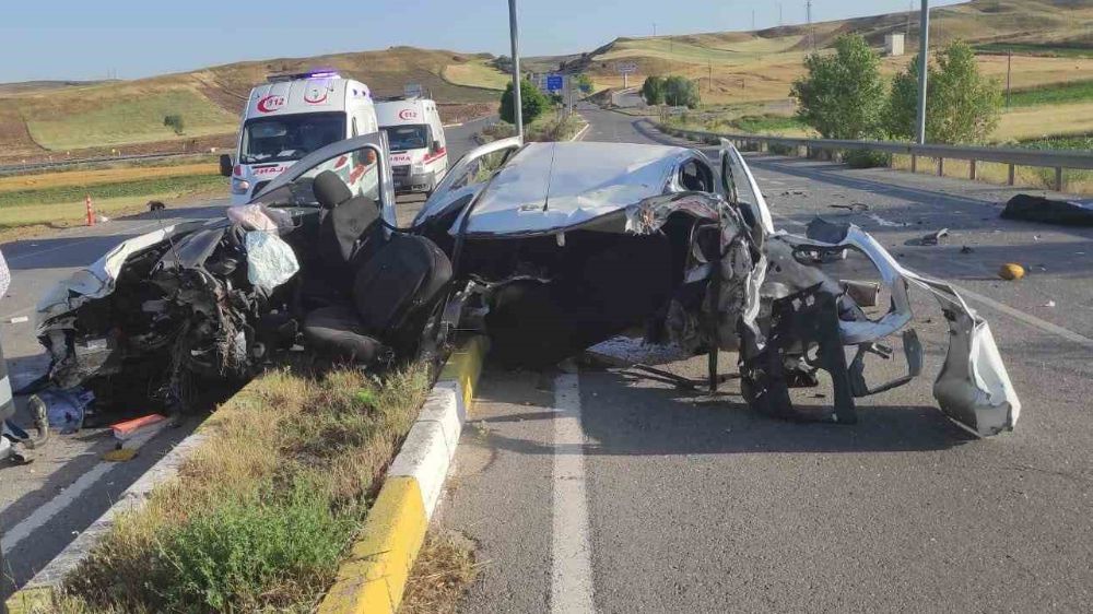 Sivas'taki kazada araç ikiye bölündü