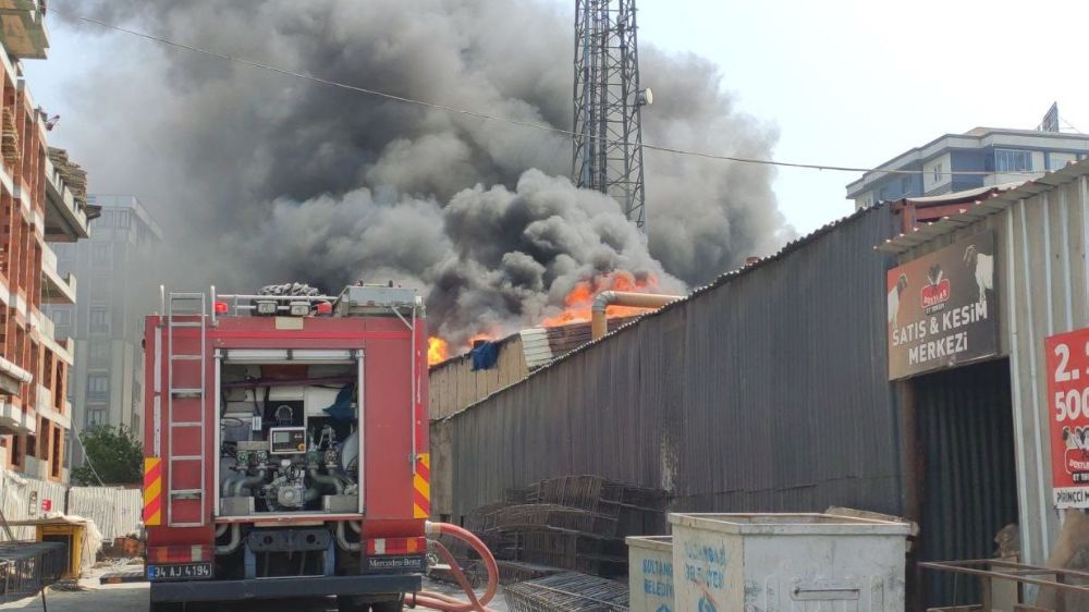 Sulatangazi'de demir çelik imalathanesindeki yangın korkuttu 