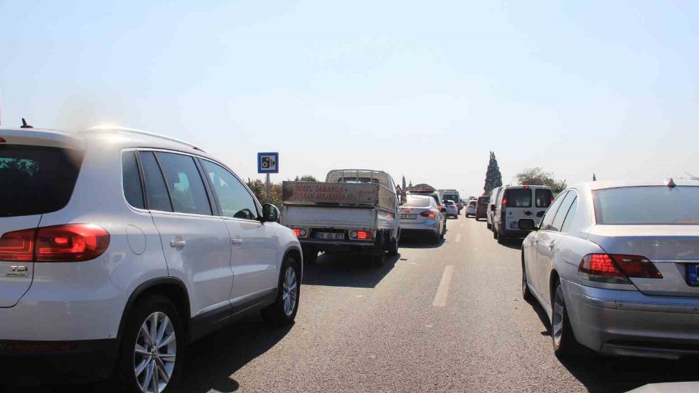 Tatilcilerin akın ettiği o ilde trafik çileye döndü