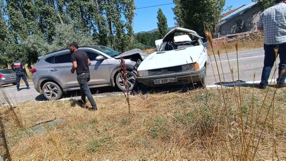 Tokat'ta iki araç kafa kafaya çarpıştı