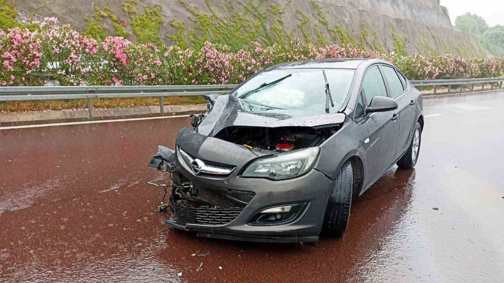 Yalova’da 3 araçlı zincirleme trafik kazası: 2 yaralı