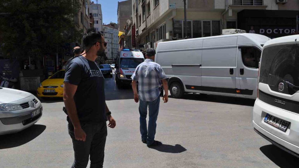 Yoğun Trafikte Sıkışan Ambulans Güçlükle İlerleyebildi