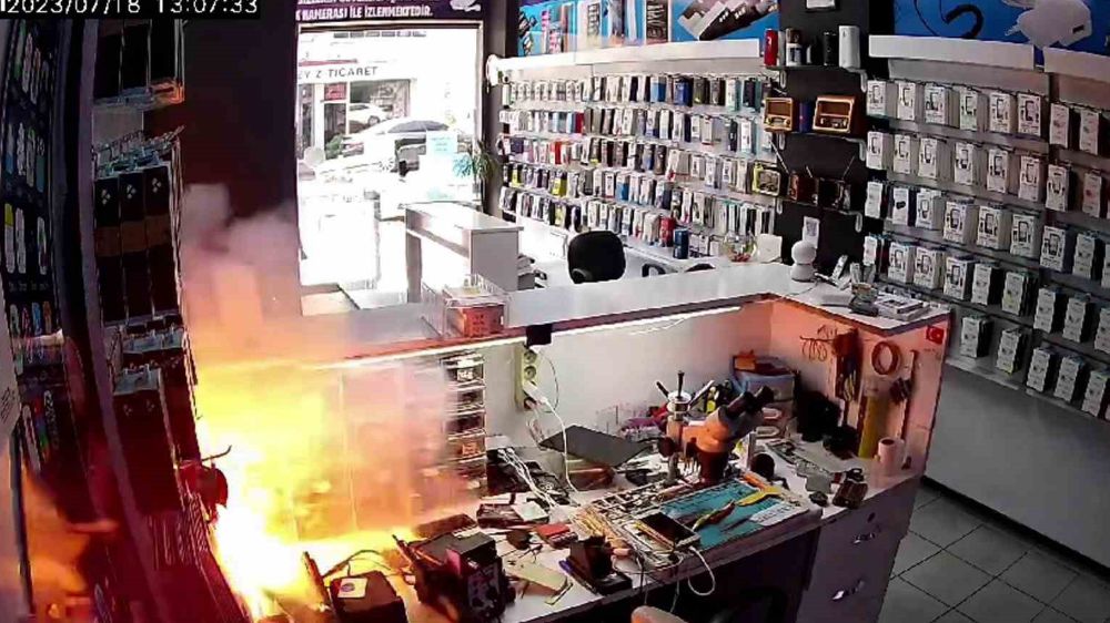 Zonguldak'ta telefon dükkanında şarjdaki telefon patladı