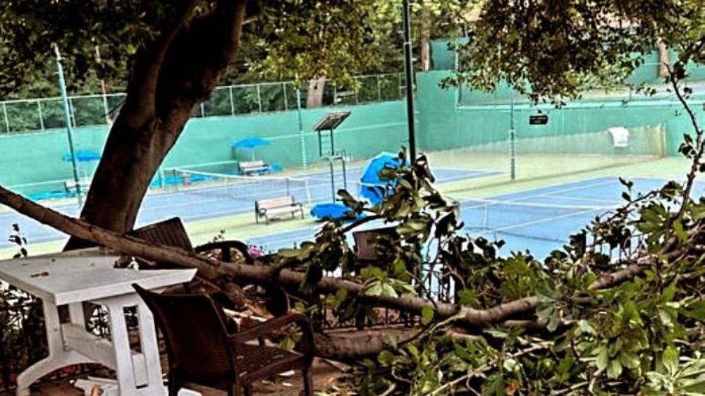 Zonguldak'ta yağış tenis kortunu da etkiledi