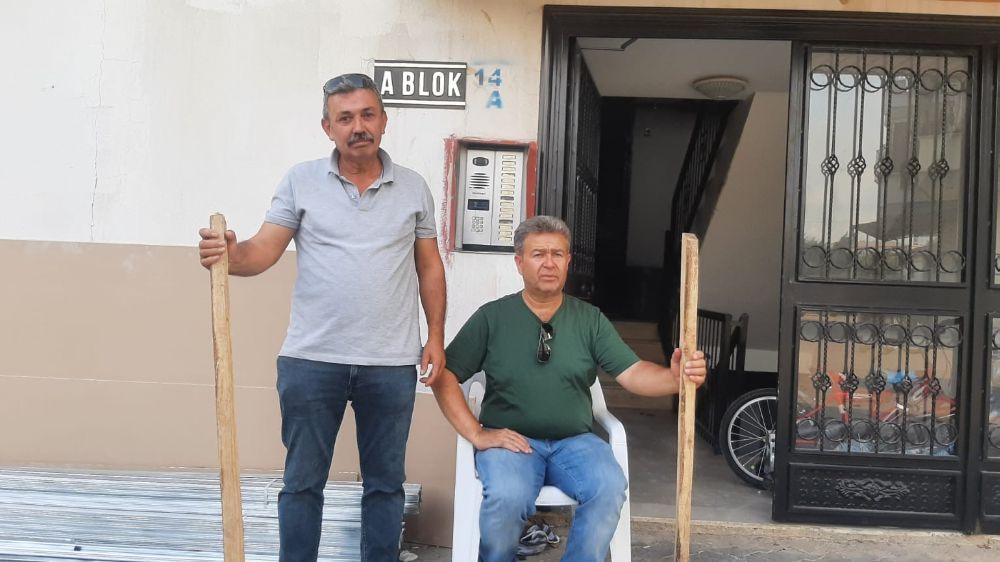 Adana'da Bir Hafta 'da 8 Defa Yangın Çıkan Bina'da Apartman Sakinleri Sopayla Nöbet Tutmaya Başladı 