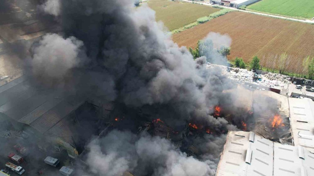 Adana'da fabrika yangınının korkutucu görüntüleri