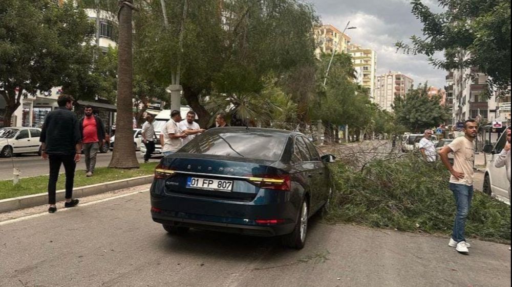 Adana'da Kuvvetli Yağış Ve Rüzgar Etkisini Gösterdi 