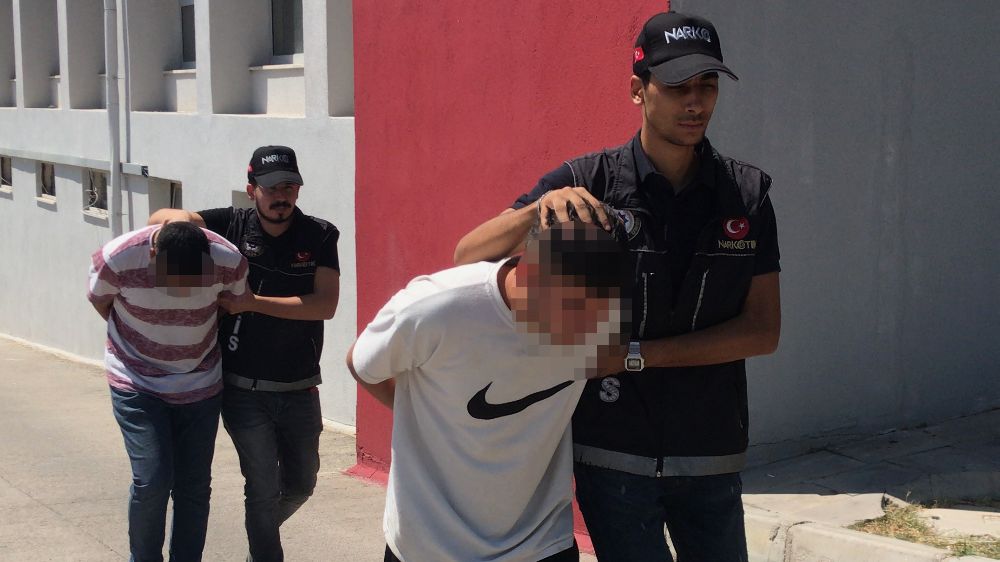 Adana' da Uyuşturucu Sattıkları Öne Sürülen İki Kişiden Biri Tutuklandı 