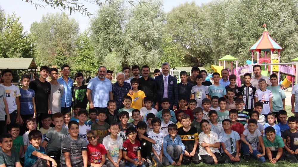 Afyonkarahisar'da Kur'an kursu öğrencileri protokol üyeleriyle piknikte bir araya geldi