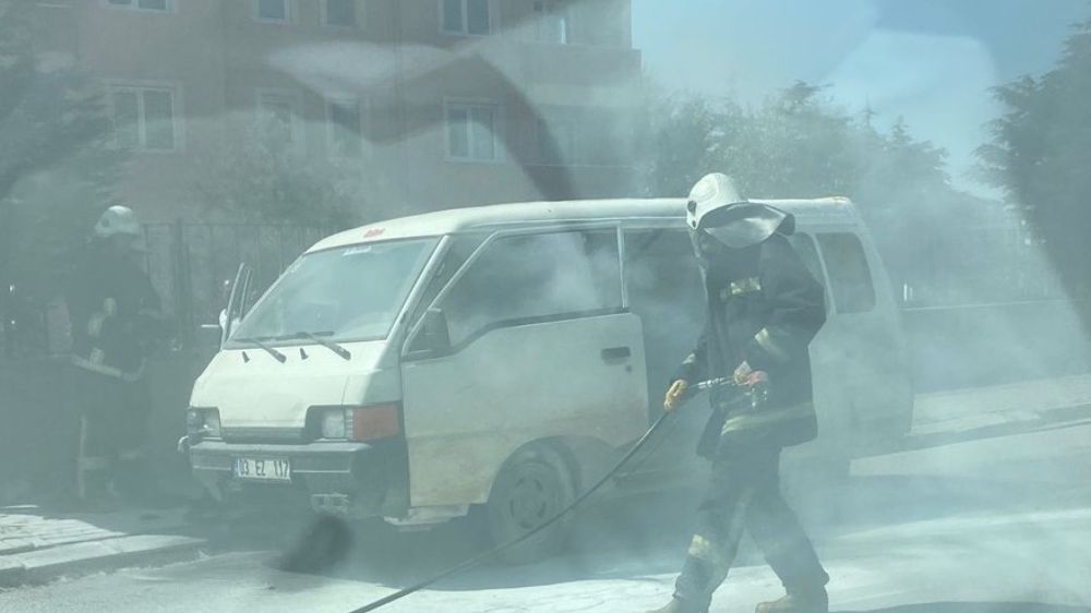 Afyonkarahisar'da seyir halindeki kamyonette yangın çıktı 