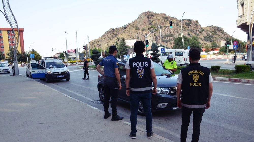 Afyonkarahisar'da trafik denetimde 51 araç sürücüsüne ceza kesildi