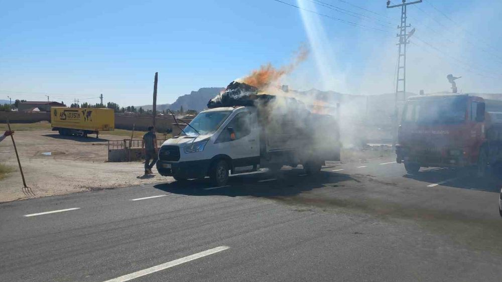 Ağrı’da Saman Yüklü Kamyonet Alev Aldı 