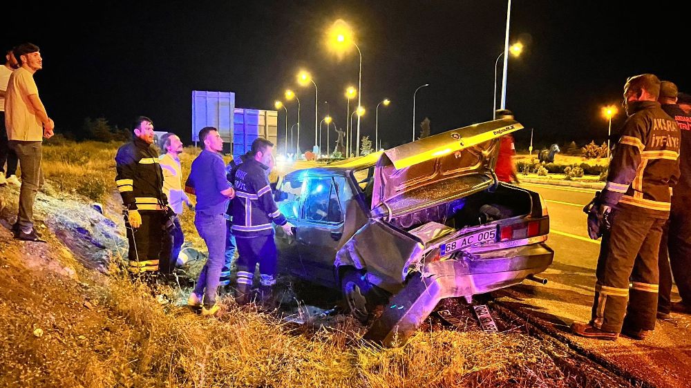 Aksaray'da Trafik Kazası Otomobile arkadan çarpıp kaçtı: 2 yaralı