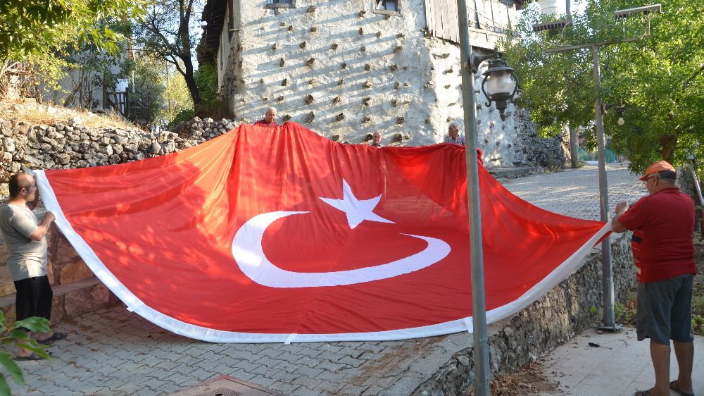 Akseki 'de 54 haneli mahallede 54 metrekarelik Türk bayrağı