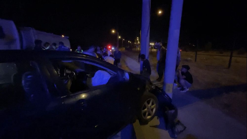 Alkollü sürücü hem otomobile hem de direğe çarptı