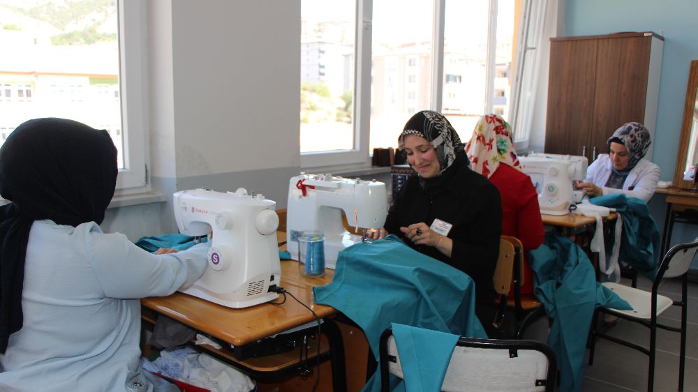 Amasya'da Okulu Perdelerine Anne Eli Değdi