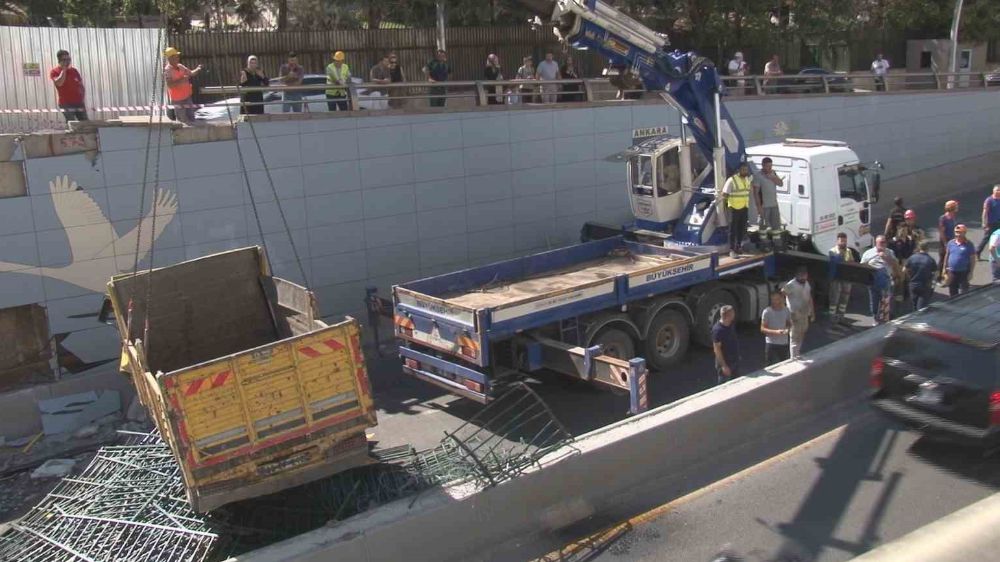 Ankara 'da freni boşalan kamyon, ticari aracın üstüne uçtu