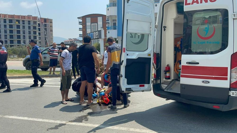 Antalya'da düğün konvoyu geçişi sırasında çocuğa otomobil çarptı