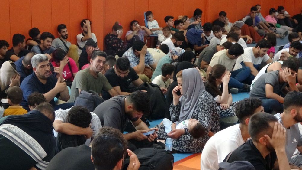 Antalya 'da İtalya’ya gitmeye çalışan 270 göçmen  tekneye binmeden yakalandı