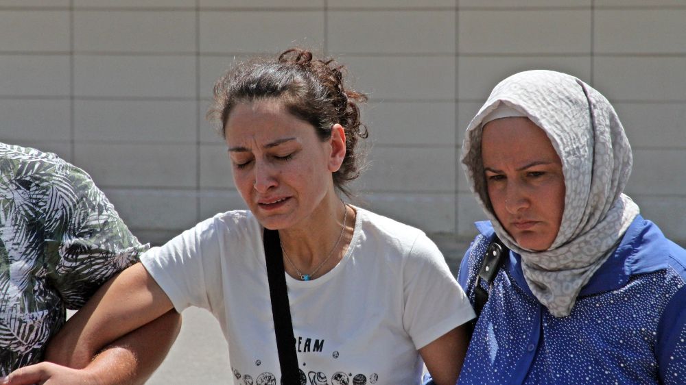 Antalya 'da kocası tarafından vahşice öldürülen genç kadının cenazesi yakınlarına teslim edildi
