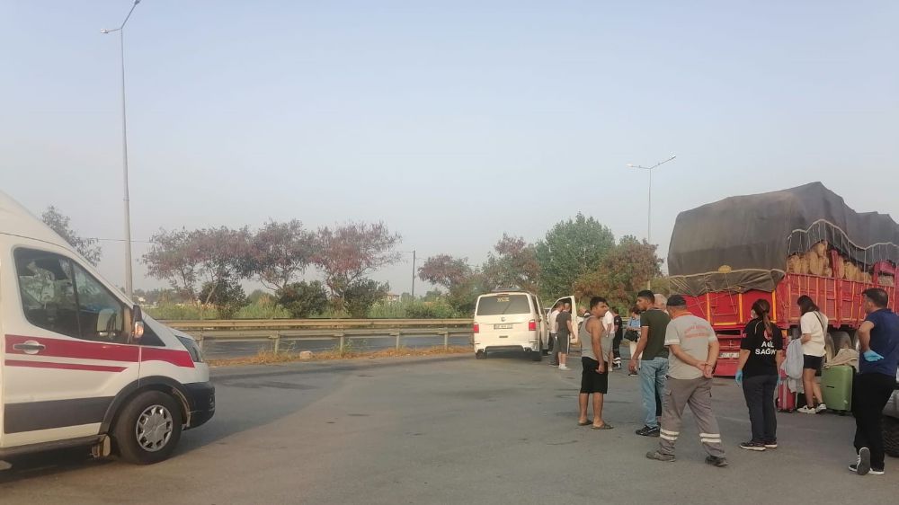 Antalya 'da Minibüs Önce Bariyere Sonra Yaya Çarptı 