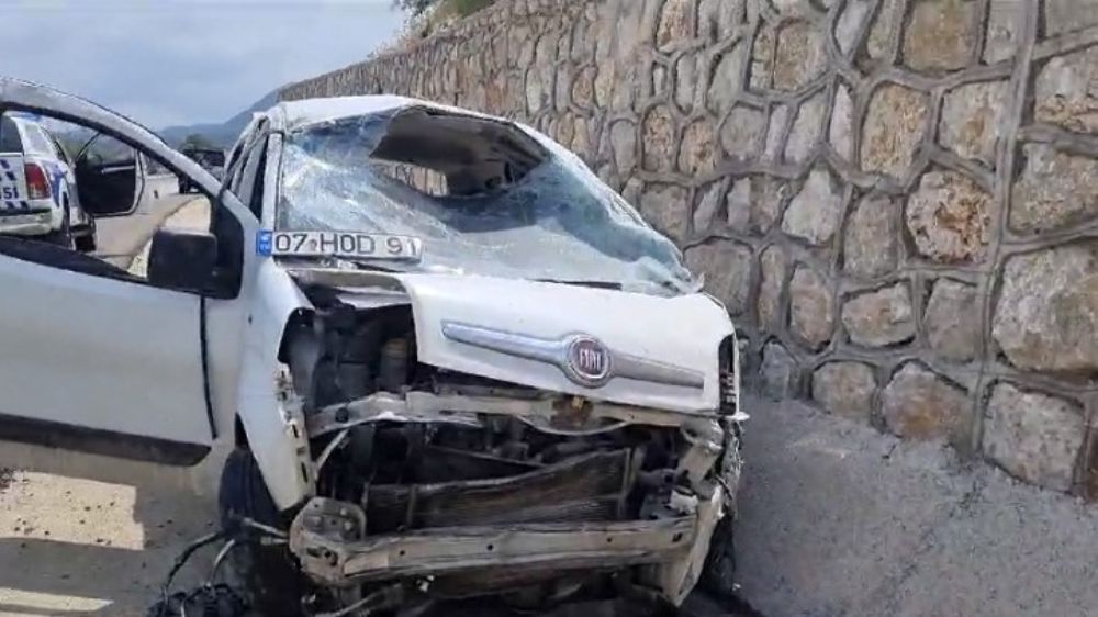 Antalya 'da sürücü direksiyon hakimiyetini kaybederek takla attı 