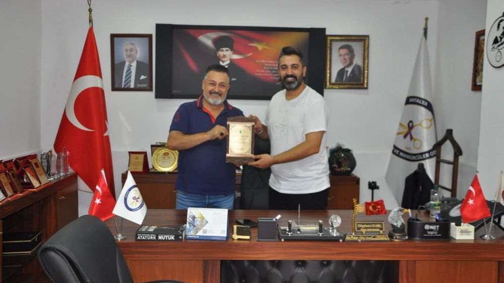 Antalya Kuaförler ve Güzellik Salonu İşletmecileri Odası Başkanı Tolgahan Demir’e üstün başarı plaketi 