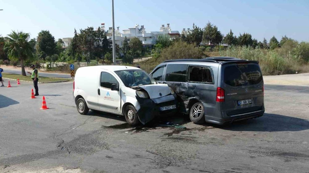 Antalya Manavgat'ta tur minibüsü ile hafif ticari araç çarpıştı: 3 yaralı