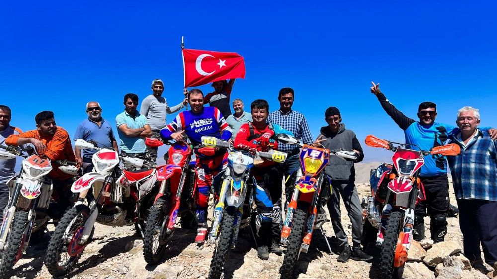 Antalyalı Çiftçiler 30 Ağustos'u 3 bin 24 rakımlı tepeye Türk bayrağı dikerek kutladılar
