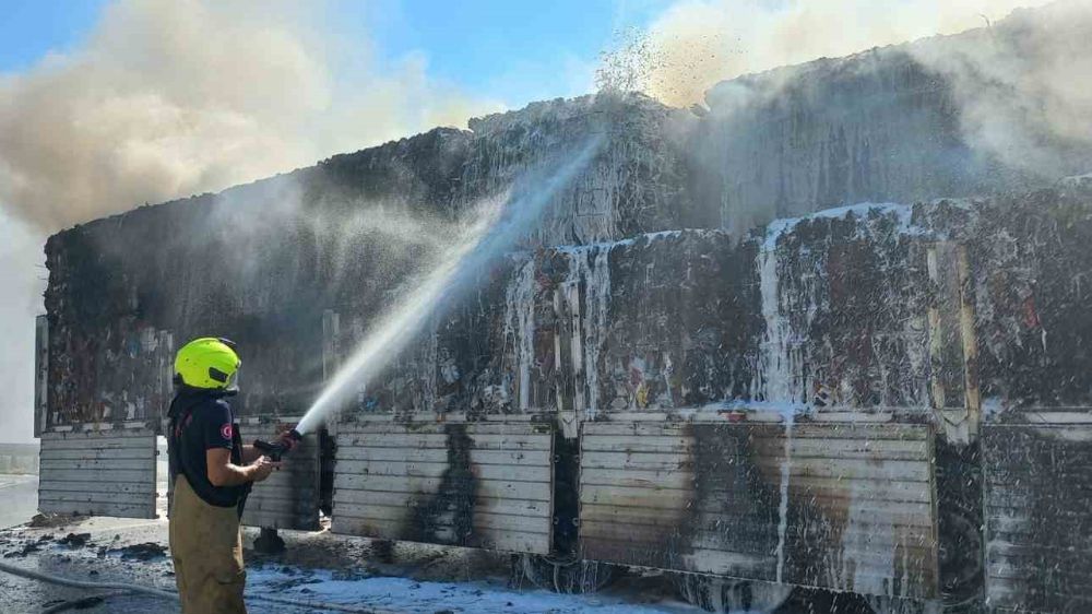  Balıkesir-Bursa karayolunda seyir halindeki tır  Cayır cayır yandı 