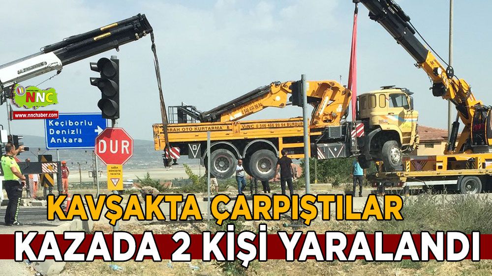 Burdur'da kavşakta vinç ve otomobil çarpıştı