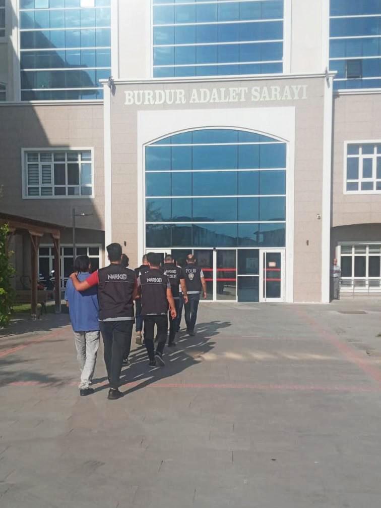 Burdur'da zehir tacirlerine operasyon Yakalanan 5 şüphelinin 3'ü tutuklandı