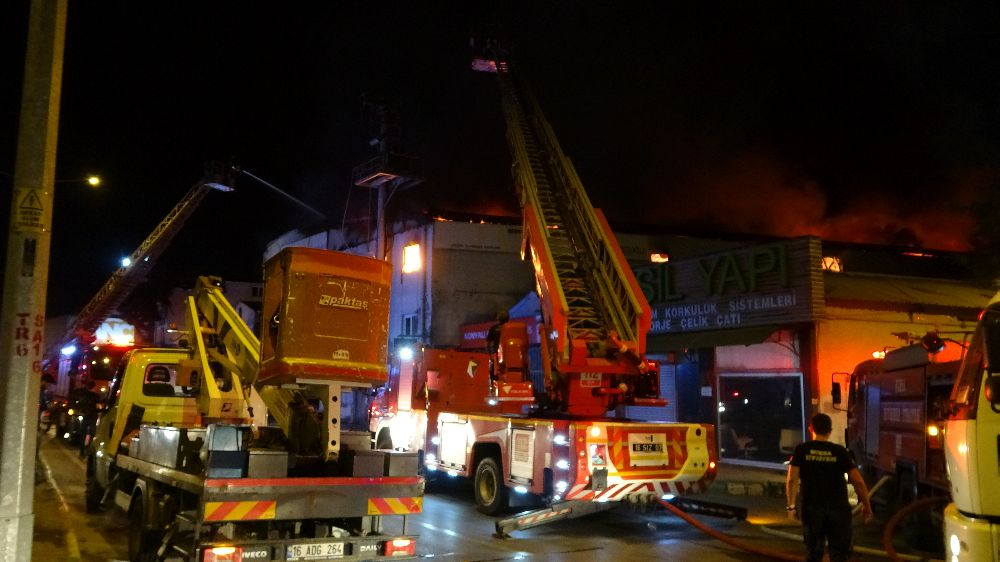 Bursa'da Ahşap Kapı Fabrikasında Yangın: Korku Dolu Anlar Yaşandı