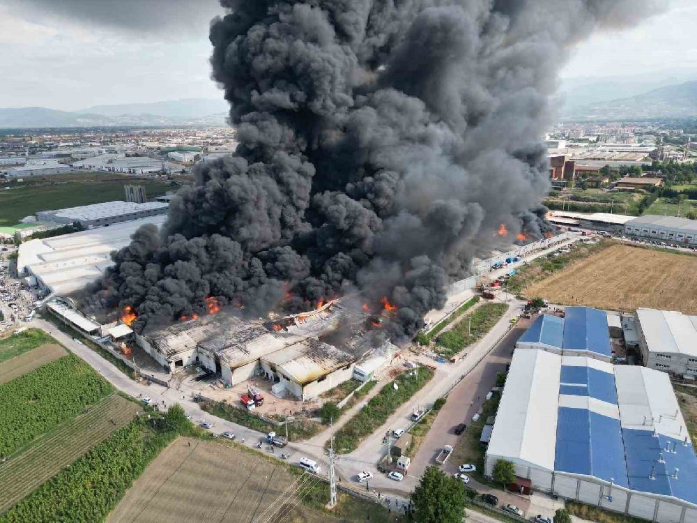 Bursa'da iplik fabrikasında çıkan yangın 8 saat sonra söndürüldü