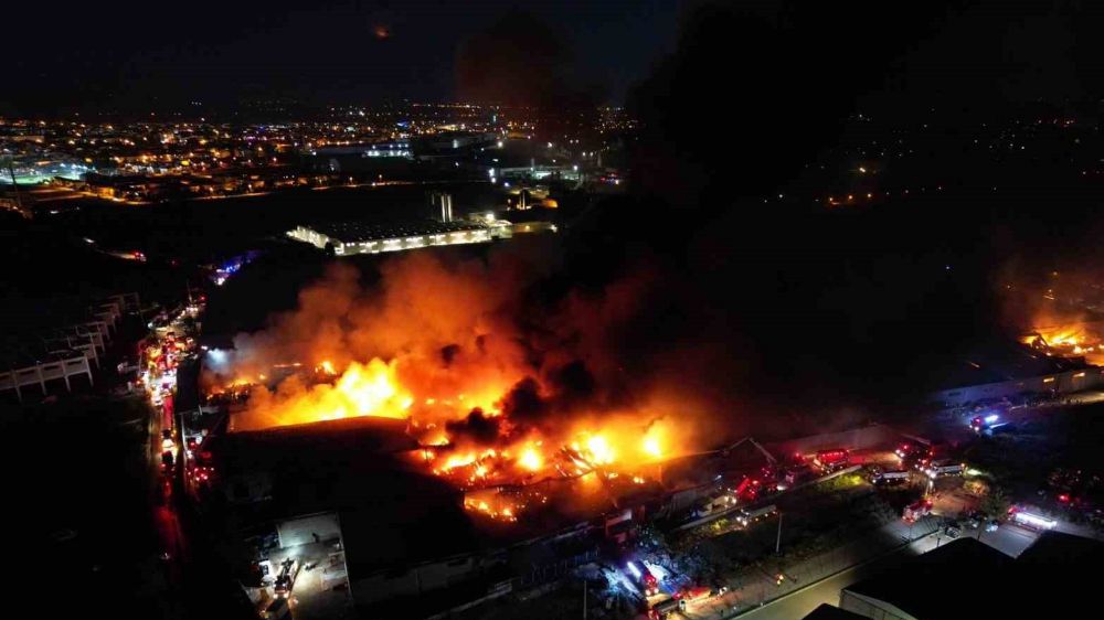 Bursa'da iplik fabrikasında çıkan yangın 8 saat sonra söndürüldü
