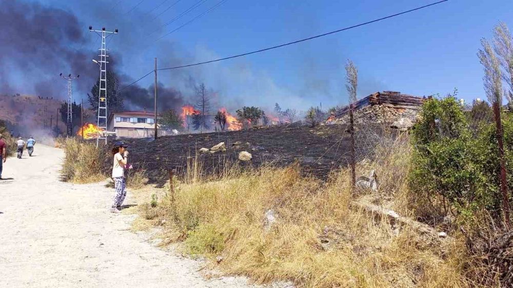 Çankırı 'da köyde çıkan yangın