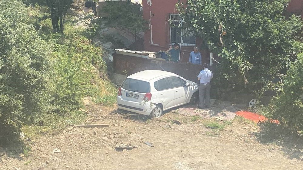 Çayırova'da Kaza Evin Bahçe Duvarına Çarptı 