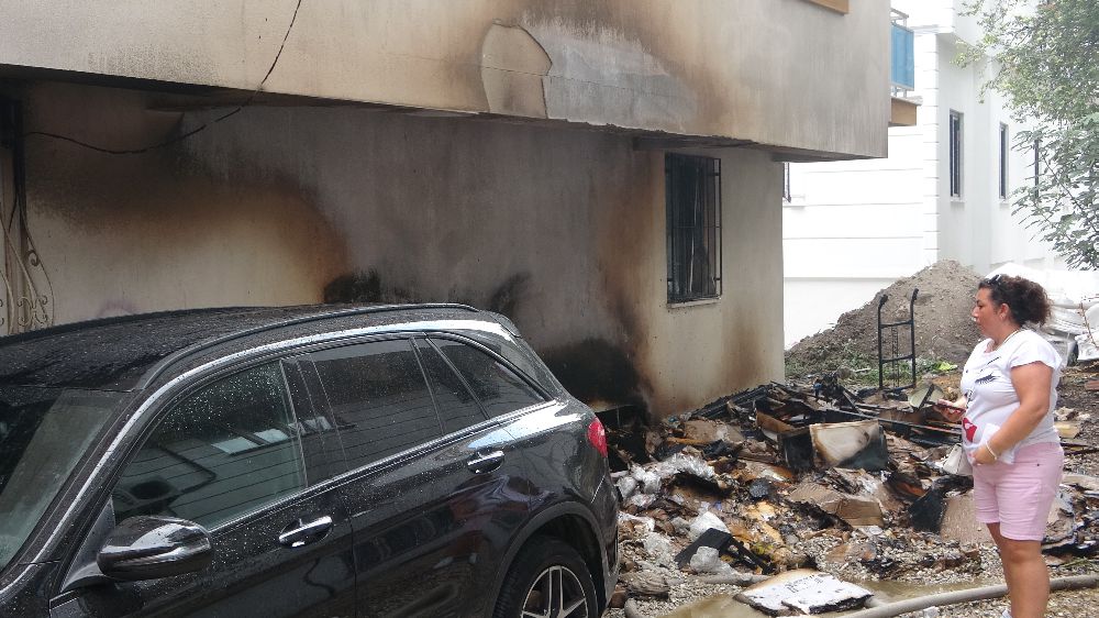 Denizli 'de Hurdalarda çıkan yangında 3 daire ve 1 araba hasar gördü 