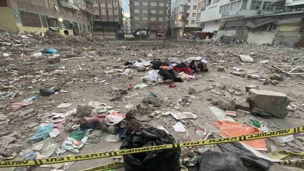Depremde yıkılan binaya ilişkin 3 tahliye