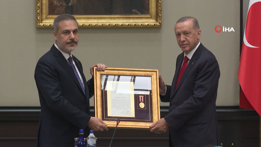 Erdoğan'dan Komutanlara Veda ve Hakan Fidan'a Ödül