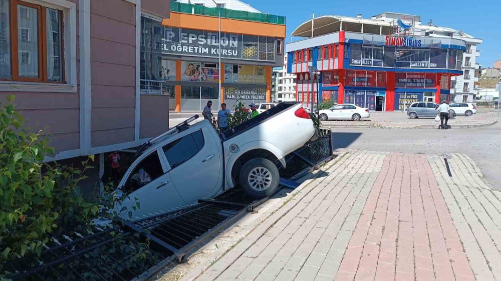  Erzurum' da Araç Evin Bahçesine Uçtu