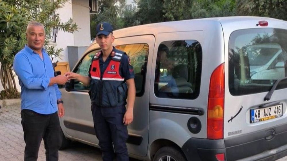  Fethiye  Jandarma Oto Hırsızını Yakalayıp Aracı Sahibine teslim etti 