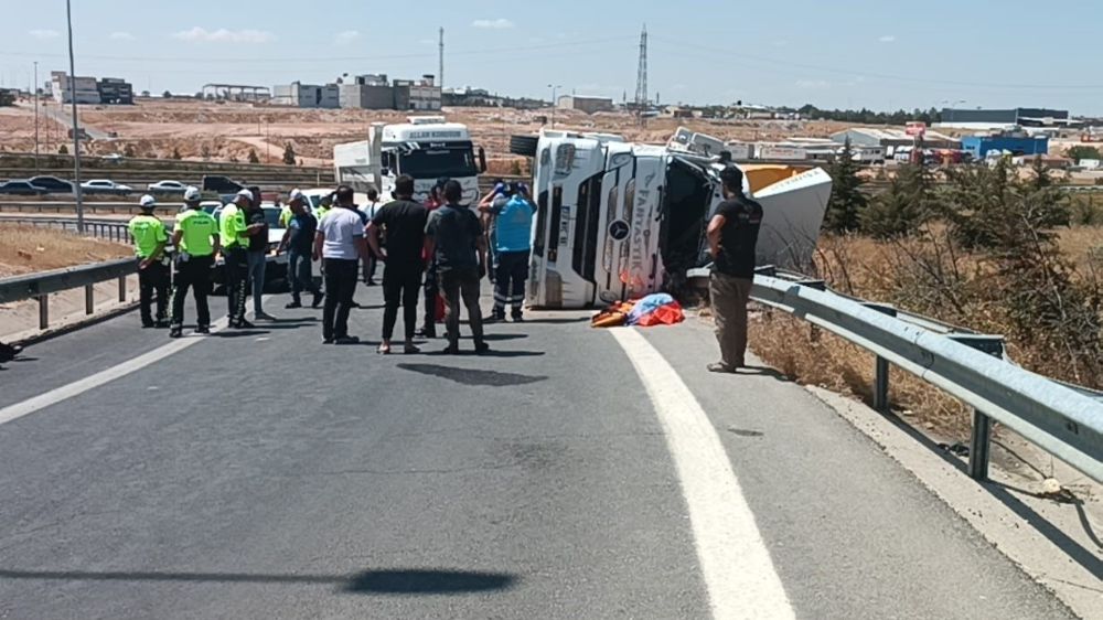 Gaziantep'te devrilen kamyonun sürücüsü öldü, yakınlarının feryadı yürek dağladı